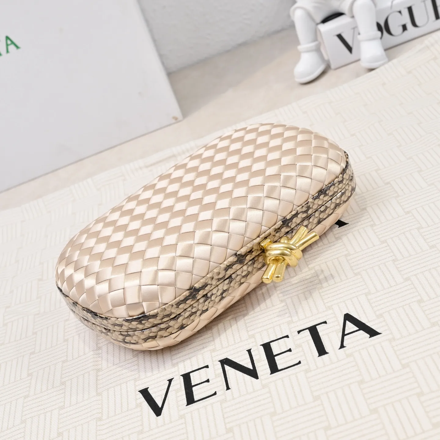 Batch 1460 #BV Knot woven evening bag series ~ Each bag reveals exquisite elegance💫Iconic classic silk weaving➕snake skin trimming with knot buckle, soft and delicate feel. The design is small and exquisite, low-key without logo, elegant and elegant. Paired with evening dress or cheongsam, it has the atmosphere of a famous and wealthy lady. Full of aura and invincible texture💃 Model: 7622 Dimensions: 20x12x5.5